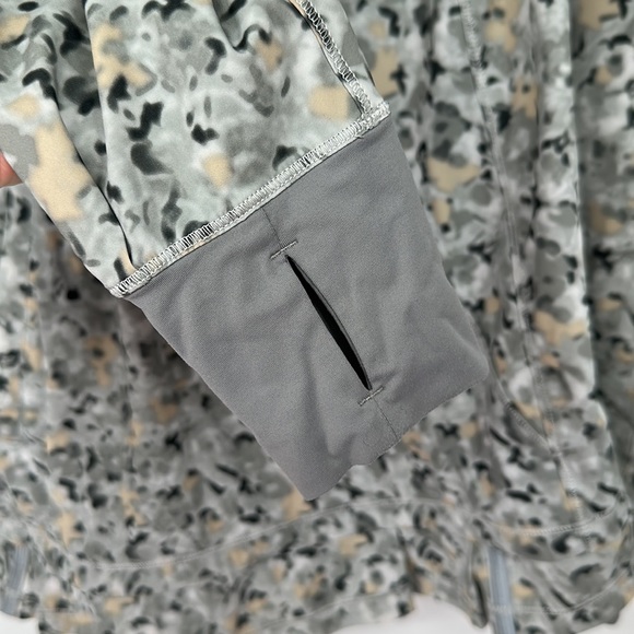 Lululemon lightweight hooded jacket with ponytail hole size 6 - Picture 4 of 9